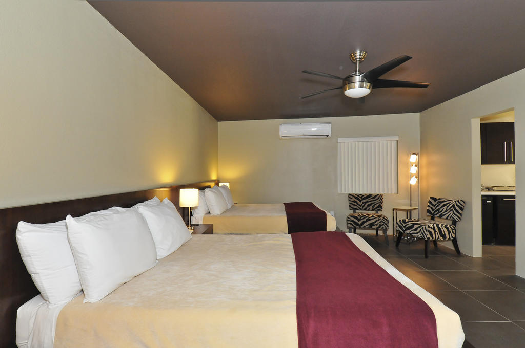 Bearfoot Inn - Clothing Optional Hotel For Gay Men Palm Springs Kamer foto